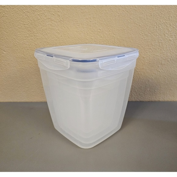 Lock & Lock Other - Lock&Lock Clear Blue Trim Snap On Lids Plastic Set Of 4 Food Storage Containers